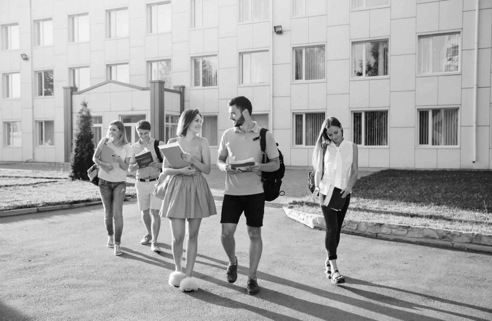 Internationale Studierende beim gemeinsamen Lernen